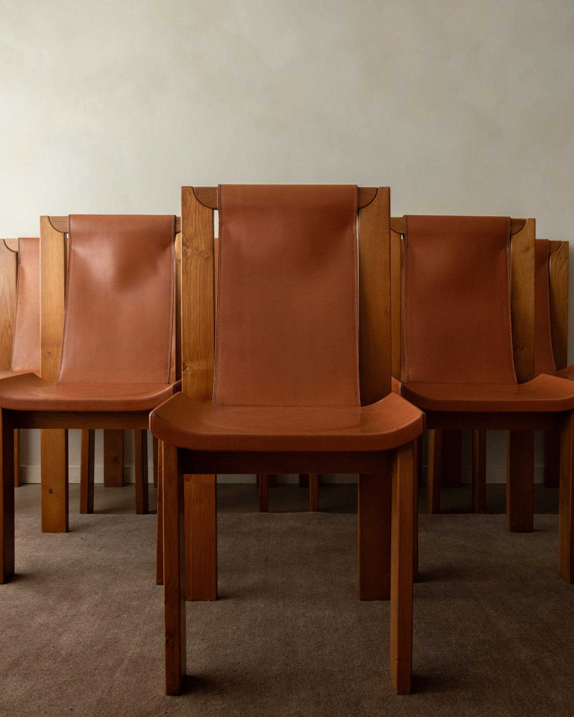 Brutalist Elm and Leather Dining Chairs by Giovanni Luigi Gorgoni for Roche Bobois, 1970s, Set of 7